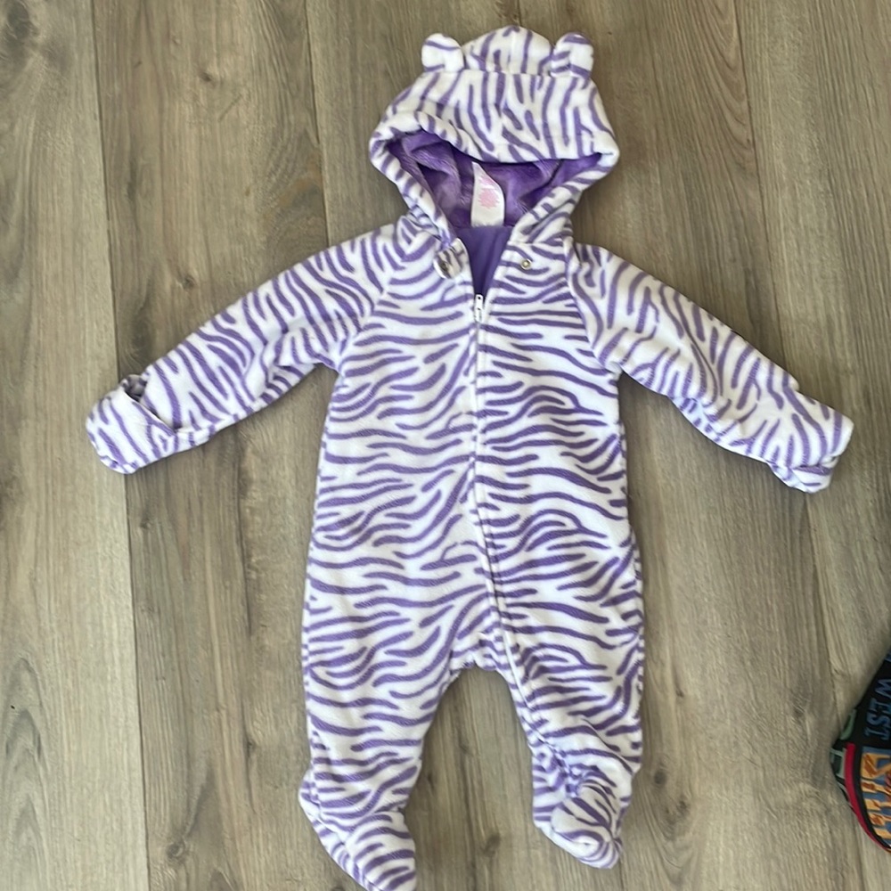 Garanimals infant body suit! Super soft, great condition. Size 3-6 month.